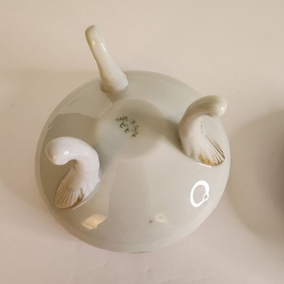 Vintage Porcelain Trinket Box White With Gold Gilt Table Decor - Picture 6 of 6